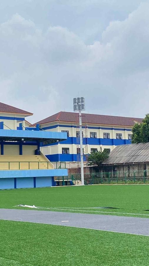 Pemasangan lampu sorot SFM1000 1000 watt di lapangan Stadion Mahakam Depok