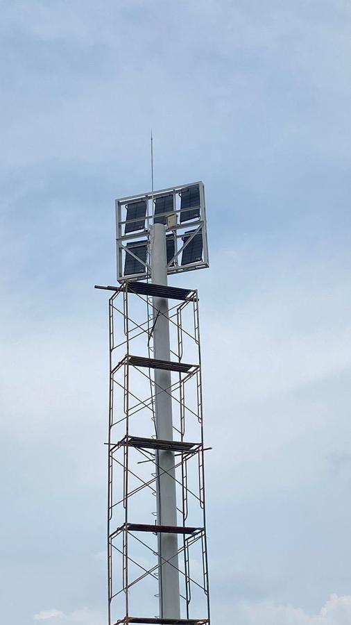 Detail lampu sorot LED SFM1000 pada tiang Stadion Mahakam Depok