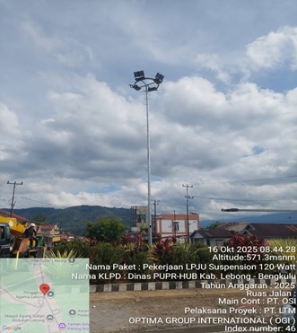 Pemasangan tiang highmast dengan lampu sorot pada proyek penerangan jalan umum
