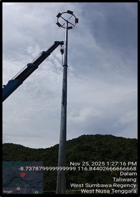 Aplikasi tiang highmast dengan beberapa lampu sorot untuk penerangan area proyek di Talawang, Sumbawa Barat